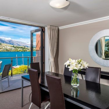 queenstown luxury accommodation lake view group travel