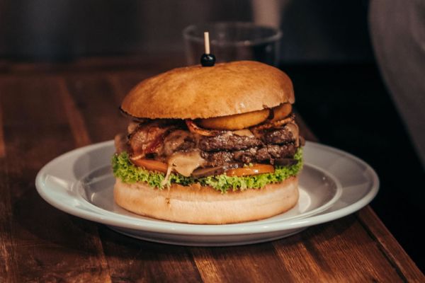 devil-burger-budget-food-in-queenstown-team-trips-new-zealand